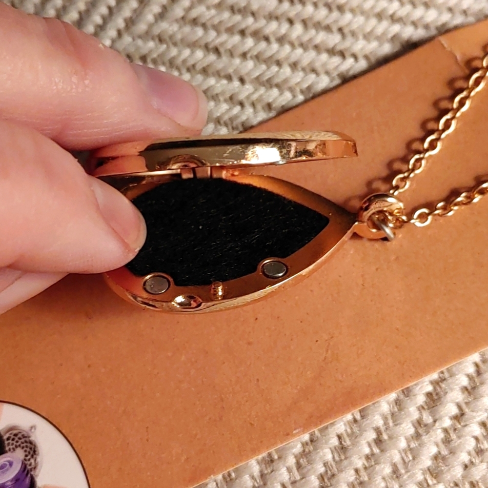 Diffuser Necklace for Essential Oils - Picture 2 of 4
